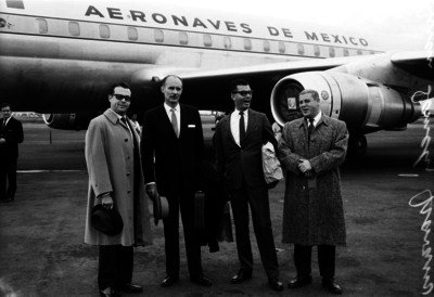 Juan Sánchez Navarro con empresarios junto a un avión en el aeropuerto, retrato