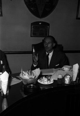 Juan Sánchez Navarro presidiendo una reunión empresarial en un salón