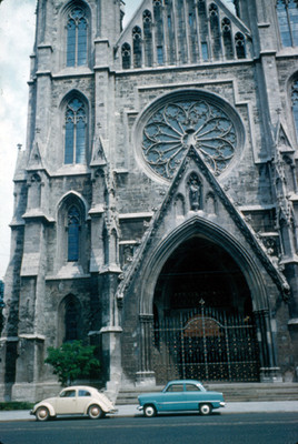 Fachada de iglesia con estilo gotico