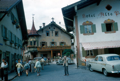 Vista de hotel y comercios en villa alpina