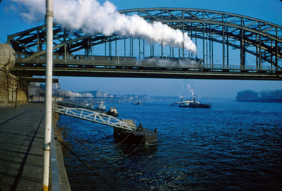 Ferrocarril atraviesa el puente