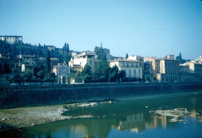 Edificios y casas habitacion a la orilla del rio Arno