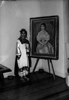 Melida de la Selva posando junto a una pintura