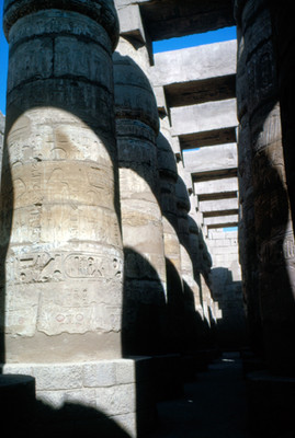 Relieves en las columnas del Templo de Amon en