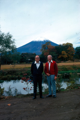 Hombres de pie en un paraje bajo el volcan Pico de Orizaba