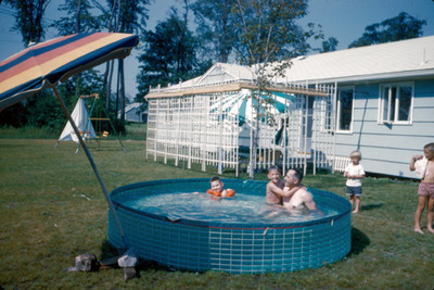Arsen Lionel e hijos en una alberca inflable