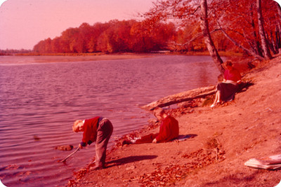 Edith Sophie e hijos a la orilla de un lago