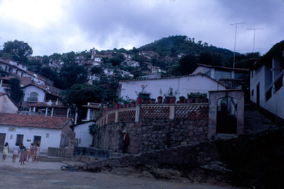 Vida cotidiana en una calle de Taxco, vista parcial