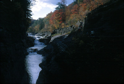 Rio entre rocas, paisaje