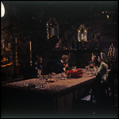 Escena de personajes en comedor