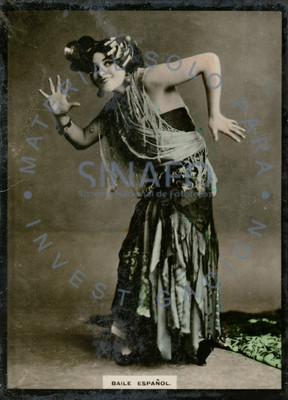 Bailarina sonríe y posa con ademanes, retrato