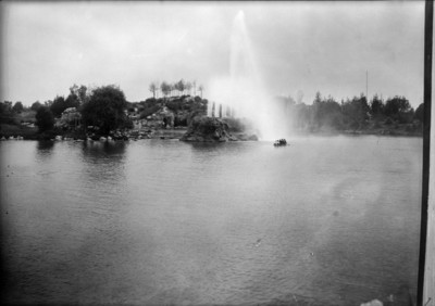 Embarcación junto a la fuente en el lago grande