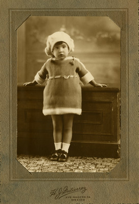 Niña junto a un mueble, retrato