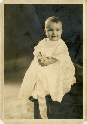 Niño con ropón, retrato