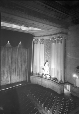 Escultura femenina en el interior de un teatro