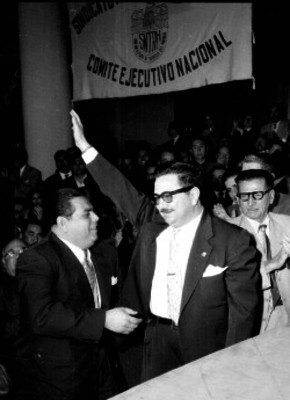 Abelardo de la Torre Grajales, Senador saluda a los partidarios del Comite Ejecutivo Nascional al parecer durante una asamblea