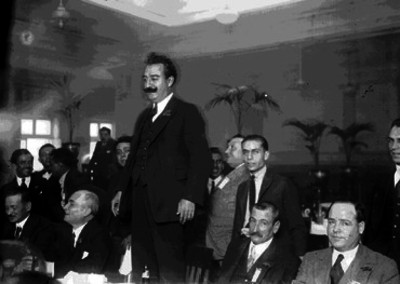 Santiago R. de la Vega, periodista, haciendo uso de la palabra durante un banquete