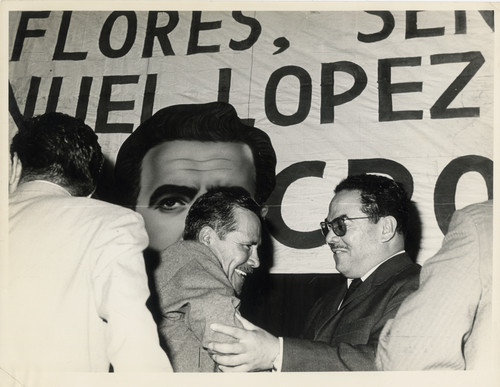 Rafael Galván y otro personaje en una ceremonia sindical