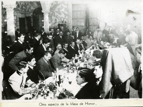 Otro aspecto de la mesa de honor en un banquete
