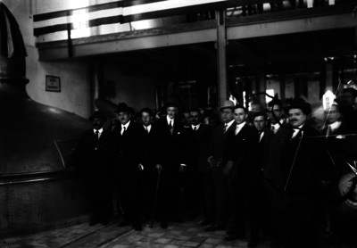 Plutarco Elias Calles y funcionarios visitan las instalaciones de una cervecería, retrato de grupo