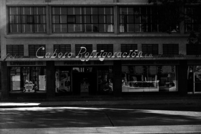 Casa comercial "Cobero Refrigeración", fachada
