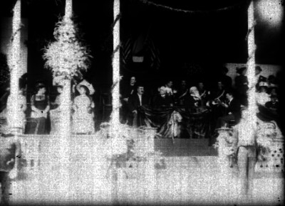 Porfirio Díaz y funcionarios presiden ceremonia durante los festejos Centenario