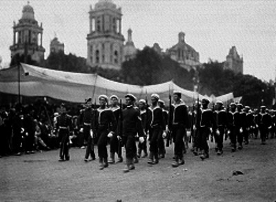 Marinos desfilan en los festejos del Centenario de la Independencia