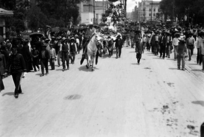 Carro alegórico y tropas rurales durante desfile militar de las Fiestas del Centenario