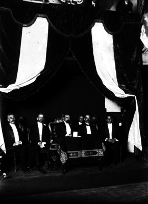 Francisco I. Madero preside una reunión