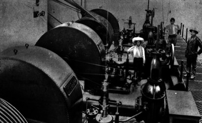 Obreros en el interior de una planta generadora de electricidad