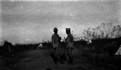 Jefes militares conversan en un campamento