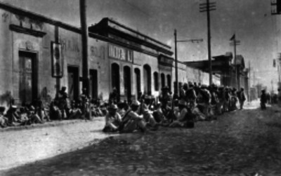 Soldados en un descanso durante la Decena Trágica