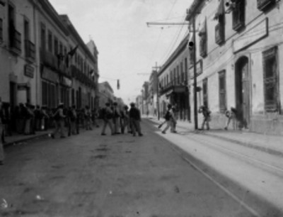 Ejército federal se conduce por una calle de la ciudad de México
