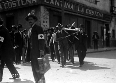 Socorristas de la Cruz Roja recogen heridos de las calles