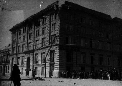Fotógrafo frente al edificio de la "Asociación Cristiana de Jóvenes" tras los ataques durante la Decena Trágica