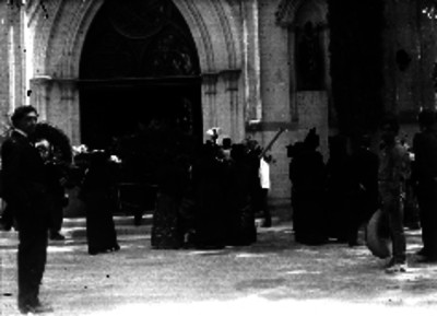 Gente a la entrada de la "capilla del panteón" francés durante los funerales de Francisco I. Madero