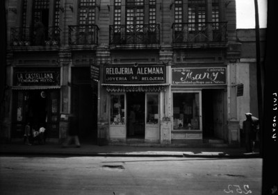 Joyería y relojería "Alemana", fachada y comercios contiguos