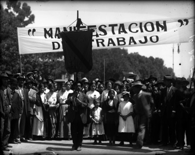 Trabajadores participan en el desfile del día del trabajo