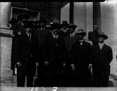 Felipe Ángeles y otros revolucionarios fuera de un edifico, retrato de grupo