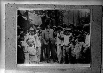 Venustiano Carranza rodeado de niños, alumnos del Asilo Constitucionalista