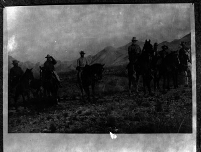 Venustiano Carranza y constitucionalistas cabalgan por un campo