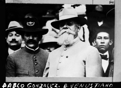 Pablo González y Venustiano Carranza, rodeados de gente, retrato
