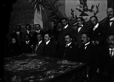 Félix Díaz y otros políticos reunidos en un salón