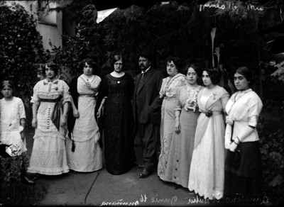 Aureliano Urrutia y mujeres an un jardín del sanatorio Urrutia, retrato de grupo