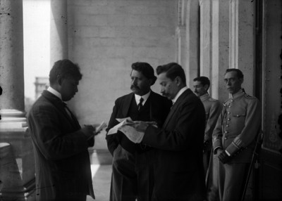 Aureliano Urrutia entrevistado por los periodistas José Soriano y Llanes en un pasillo de Palacio Nacional