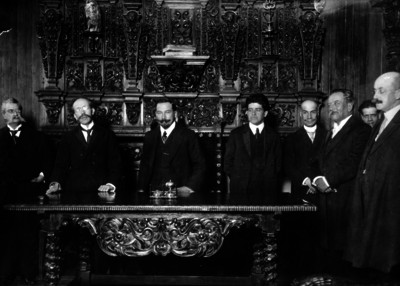 Nemesio García Naranjo, Toribio Esquivel, Ezequiel A. Chávez y otros funcionarios presidiendo ceremonia en un salón de San Ildefonso