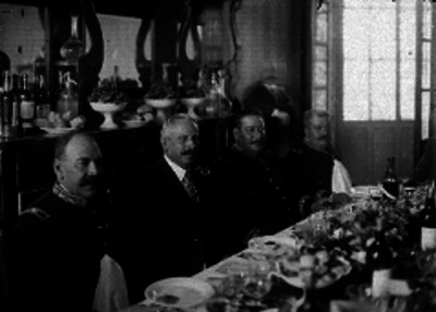 Aureliano Blanquet, Espiridión Carmona, Felipe Mier acompañados de otros militares en un banquete
