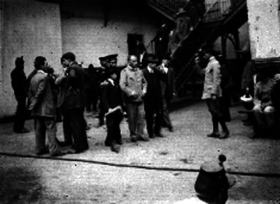 Eutiquio Munguía y Francisco Serralde caminando por el patio de la prisión militar de Santiago Tlatelolco