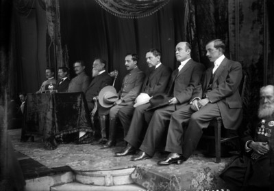 Venustiano Carranza, Pastor Rouaix, y otras personas presiden la ceremonia a los Niños Héroes en la Rotonda de Chapultepec
