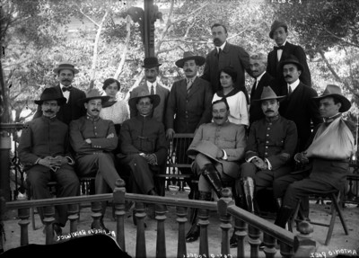 Francisco Cossío Robelo con militares y funcionarios, retrato de grupo